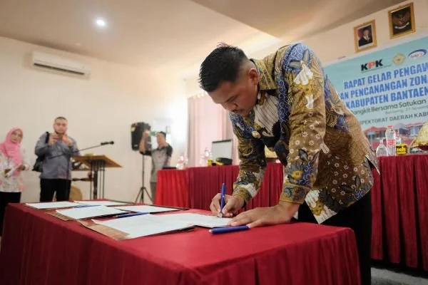 Bupati Bantaeng M Fathul Fauzy Nurdin saat menandatangani nota kesepahaman integritas. (Dok: Ist).