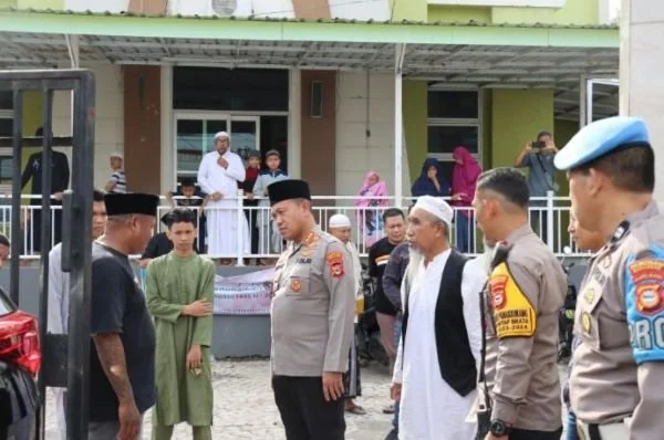 Kapolrestabes Kota Makassar, Kombes Pol Mokhamad Ngajib saat meninjau lokasi masjid, Selasa (19/3).