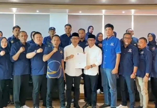 Sekretaris DPW Partai Nasdem Syaharuddin Alrif bersama jajarannya menyerahkan surat rekomendasi kepada pasangan bacalon Bupati Soppeng, Suwardi Haseng-Selle Ks Dalle (Dok : Ist).