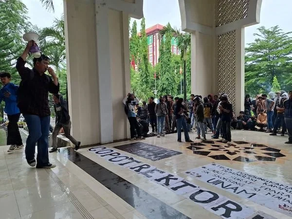 Aksi Unjuk Rasa Mahasiswa di depan gedung Rektorat UIN Alauddin Makssar (Dok : Ist)
