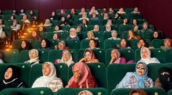 Para penonton yang larut dalam emosi ketika menyaksikan film Tuhan, Bernarkah Kau Mendengarku? (Dok: Ist)