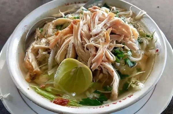 Mengonsumsi soto ayam ketika cuaca dingin atau sedang hujan mampu menjadi penghangat tubuh (Dok: Ist)