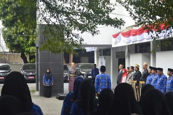 Upacara HUT ke-80 di Halaman Sekertaris Bawaslu Sulsel, (Dok: Ist).