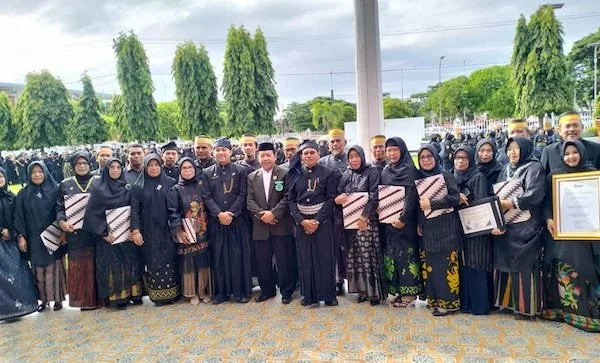 Foto bersama kepala sekolah penerima penghargaan di momentum Hardiknas tahun 2024 di Kabupaten Bulukumba.