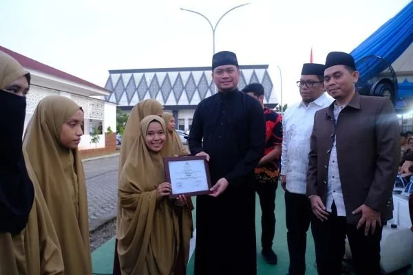 Bupati Gowa, Adnan Purichta Ichsan saat melakukan buka puasa  sekaligus tarawih bersama LPM Kabupaten Gowa di Jalan Poros Limbung, Kecamatan Bajeng, Kamis (4/4).