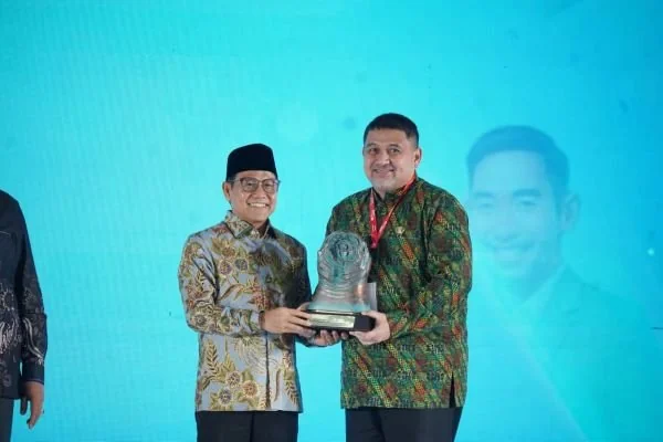 Wali Kota Makassar Munafri Arifuddin saat Menerima penghargaan tertinggi Paritrana Award 2025 (Dok: Ist).