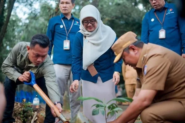 :Kepala BPS Sulbar bersama Pj Gubernur Sulbar saat melakukan penanaman (Dok : Ist).