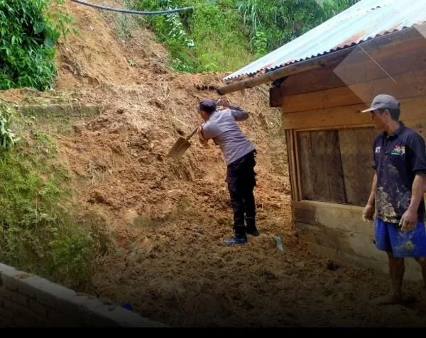 Personil Kepolisian bersama TNI saat melakukan evakuasi di lokasi longsor.
