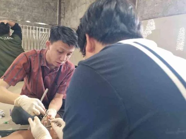 Kegiatan bakti sosial sunatan massal dan pembagian sembako oleh yayasan Mahtan dan IDI Cabang Makassar 
(Dok: Ist)