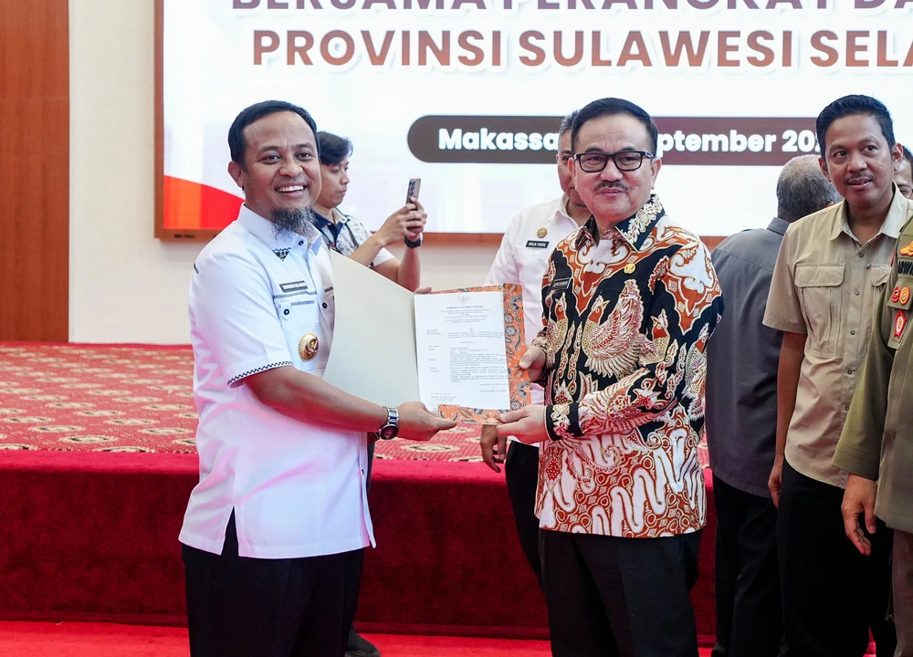 Gubernur Sulawesi Selatan Andi Sudirman Sulaiman bersama Sekretaris Daerah Provinsi Sulawesi Selatan Jufri Rahman (Dok: Int)