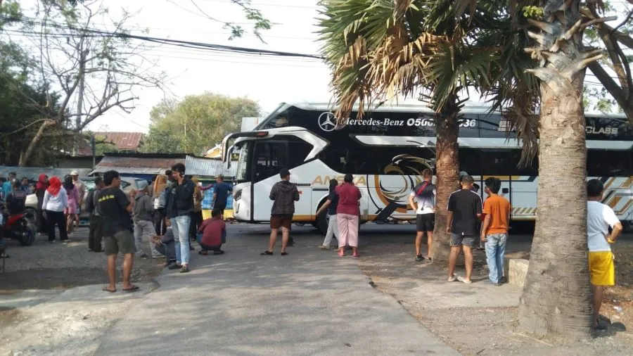 Tabrakan mobil dengan bus besar (Dok: Ist)