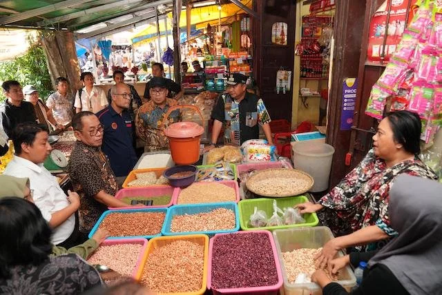 Pj Gubernur Sulsel dan jajaran saat berdiskusi dengan pedagang di Pasar Terong (15/2).