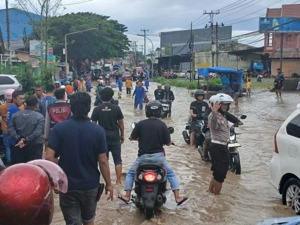 Personel Polres Bulukumba saat membantu kelancaran lalu lintas saat banjir (Dok : Ist).