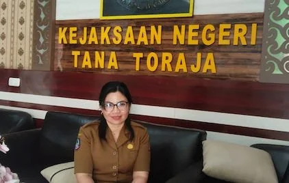 Pendamping UPTD PPA dari DP3AKB saat mendampingi kasus Peganiayaan yang sempat viral di media sosial di Kejaksaan Negeri Makale Tana Toraja, Selasa (28/7/2026).