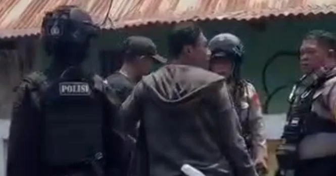 Aparat gabungan menggerebek kawasan Kampung Dangko, Kecamatan Tamalate, Makassar, Kamis (22/10/2026).