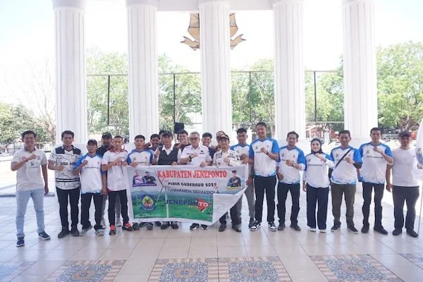 Bupati Jeneponto, H. Paris Yasir saat melepas kontingen tim sepak bola daerah yang akan berlaga dalam ajang bergengsi Piala Gubernur Provinsi Sulawesi Selatan Tahun 2025.
