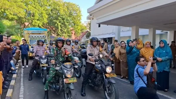 Bupati Bantaeng, M. Fathul Fauzy Nurdin, bersama Wakil Bupati Bantaeng, H. Sahabuddin, dan para unsur Forum Koordinasi Pimpinan Daerah Bantaeng menyalurkan bantuan pangan beras kepada masyarakat penerima manfaat di Halaman Kantor Bupati Bantaeng (Dok : Is