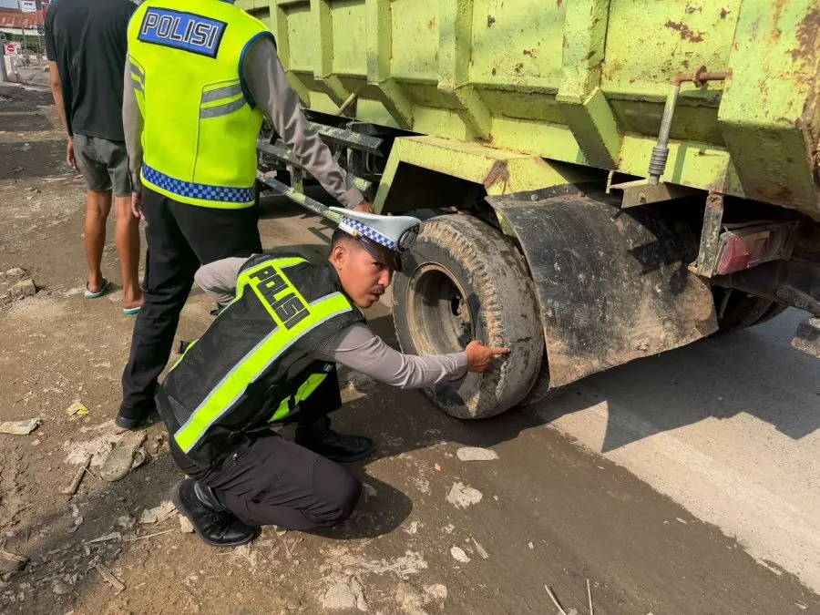 Pemeriksaan kendaraan truk yang dilakukan personel Polda Sulbar (Dok: Ist)