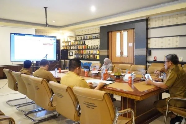 Bupati Jeneponto, H. Paris Yasir bersama jajarannya saat mengikuti Rakor Pengendalian Inflasi dan Evaluasi Program 3 Juta Rumah (Dok : Ist).