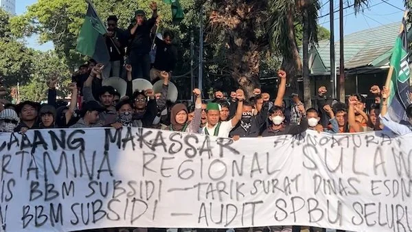 HMI Cabang Makassar Saat Melakukan Demo di Depan Kantor PT Pertamina Patra Niaga Regional Sulawesi, Jalan Garuda (Foto : Dok. Muhammad Rizqi Korebima)
