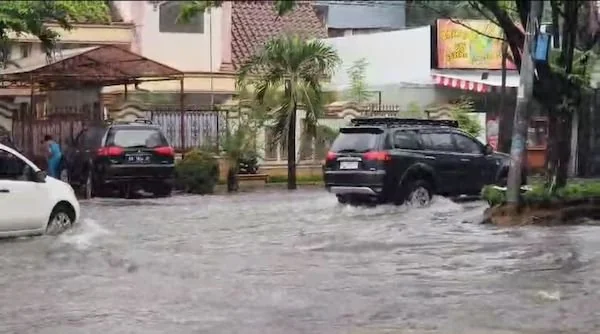 suasana Jl Pettarani saat banjir (dok Hanifah kabarMakassar)