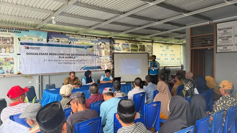 PLN ULP Kalebajeng menyosialisasikan keselamatan ketenagalistrikan kepada masyarakat Gowa, menjelang peringatan Hari Listrik Nasional (Dok: Ist)