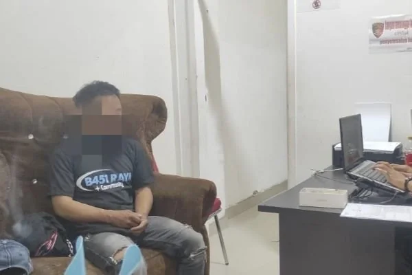 Pelaku Y saat diperiksan diruang PPA Polres Jeneponto (Dok : Ist).
