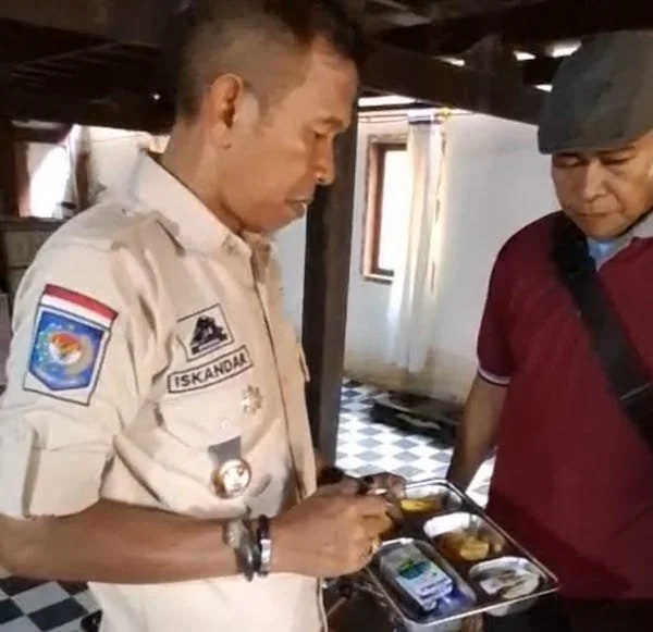 Kepala Kelurahan Panaikang, Iskandar Nyoyo, saat melakukan Inspeksi mendadak (Sidak) penyaluran MBG di Posyandu (Ist).