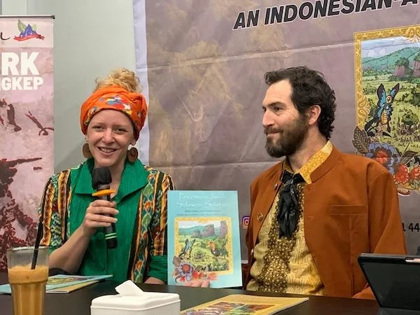 Penulis dan Illustrator Komik Edukasi Geopark Maros-Pangkep, Dr. Alena K. Kimbrough (kiri) dan Daniel A. Becker (kanan). (dok. Syamsi/Kabar Makassar)