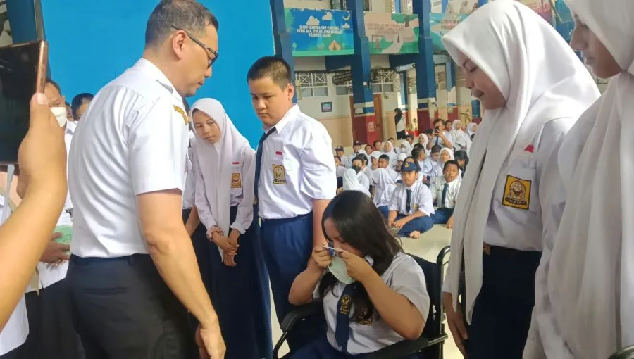 Sekretaris Daerah (Sekda) Kota Makassar, Andi Zulkifly Nanda saat membagi masker di SMP Negeri 6 (Dok: Sinta KabarMakassar)