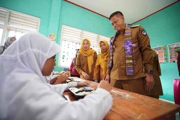 Pj Gubernur Sulsel, Prof Fadjry Djufry melakukan peninjauan Makan Bergizi Gratis di Takalar (Dok: Ist)