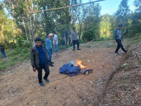 Kanit Reskrim Aiptu Sapri Basri, SH.,MM bersama Kanit Intelkam Bripka Amrullah, SH dan beberapa personel Polsek Sinjai Selatan Dilokasi Pengrebekan