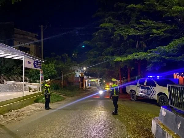 Personel Satlantas Polres Majene saat menggelar patroli (Dok : Ist).