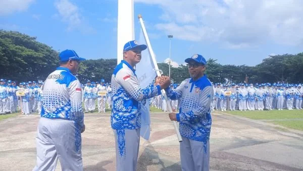 Bupati Bantaeng, Muh. Fathul Fauzy Nurdin, secara resmi melepas kontingen Persatuan Guru Republik Indonesia (PGRI) Kabupaten Bantaeng. (Dok: Ist)