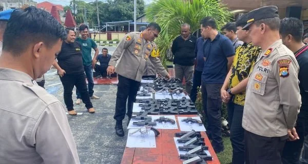 Kapolresta Mamuju saat memeriksa dan mengamankan senpi personelnya (Dok : Ist).