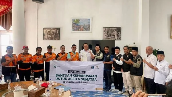 Wabup Andi Edy Manaf menyerahkan donasi kemanusiaan untuk warga Tanah Datar yang terdampak bencana longsor dan banjir bandang. (Dok: Ist)