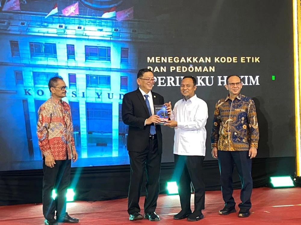 Diskusi Publik bertema Penguatan Kewenangan dan Kelembagaan Komisi
Yudisial sebagai Penyempurna Kekuasaan Kehakiman yang Merdeka, Berintegritas,
dan Berkeadilan (Dok: Nofi KabarMakassar)