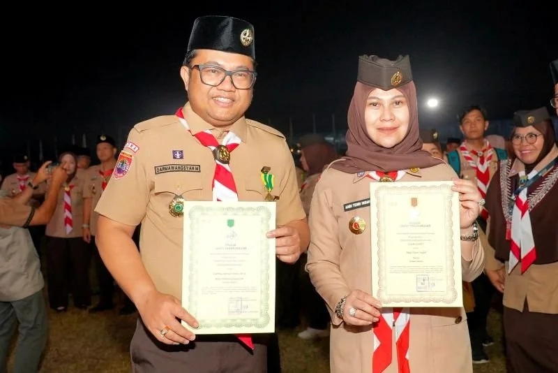 Punya kepedulian ke generasi muda, Wabup Gowa dan Ketua TP PKK disematkan lencana pramuka di Jambore Nasional (Dok: Ist)