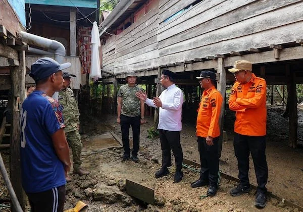 Gubernur Sulsel Andi Sudirman Sulaiman meninjau lokasi terdampak bencana banjir di Kabupaten Bone (dok. Ist)