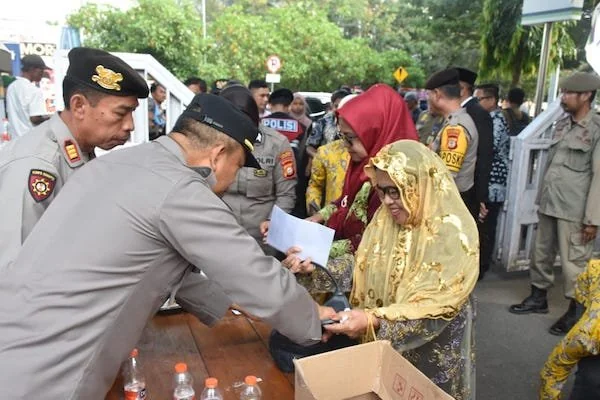 Anggota polres bulukumba melakukan pemeriksaan barang tamu undangan didepan kantor DPRD