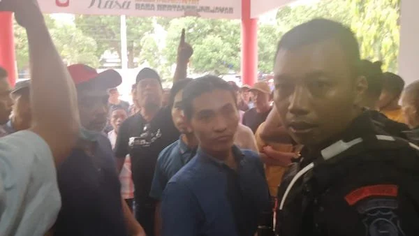 Pantauan Tim Kabarmakassar.Com pada Minggu (1/11) di lokasi, massa meminta agar, rekapitulasi surat suara harus dihentikan untuk sementara waktu. Alasannya, karena adanya dugaan praktik pelanggaran. (Ullah)