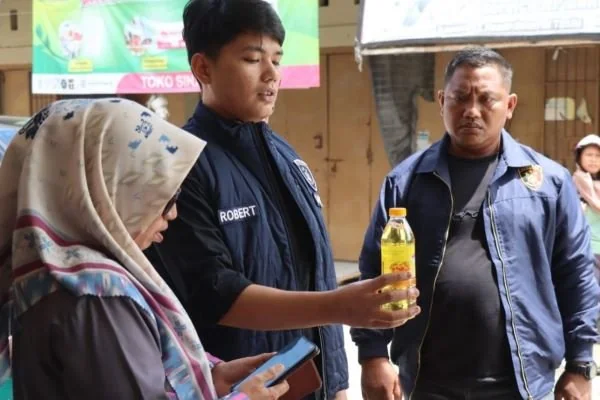 Penyidik Tipiter Satreskrim Polresta Mamuju bersama petugas Disperindag Mamuju saat mengecek minyak (Dok : Ist).