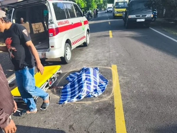 Korban kecelakaan meninggal di tempat kejadian (Dok : Saleh KabarMakassar).