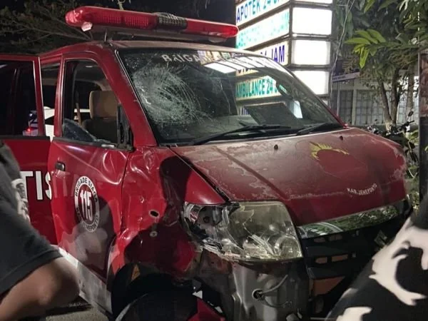 Kondisi Honda Scoopy dan Ambulance pasca terlibat kecelakaan di Jl Pahlawan, Kecamatan Binamu, Kabupaten Jeneponto (Dok : Ist).
