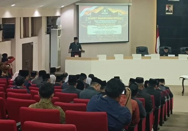 Juru Bicara juga sekertaris Komisi C DPRD Makassar, Ray Suryadi saat Membacakan Naskah Akademik (Dok: Sinta KabarMakassar).