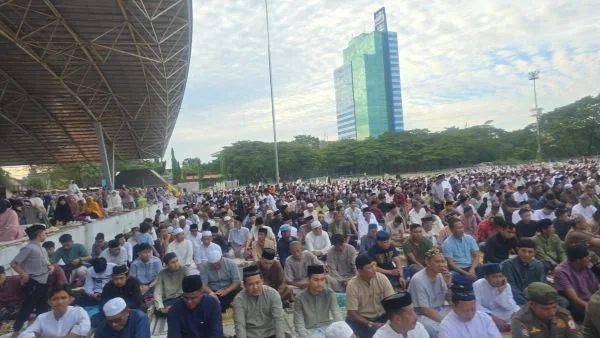 Suasana Salat Idul Adha di Lapangan Karebosi (Dok: Sinta KabarMakassar).