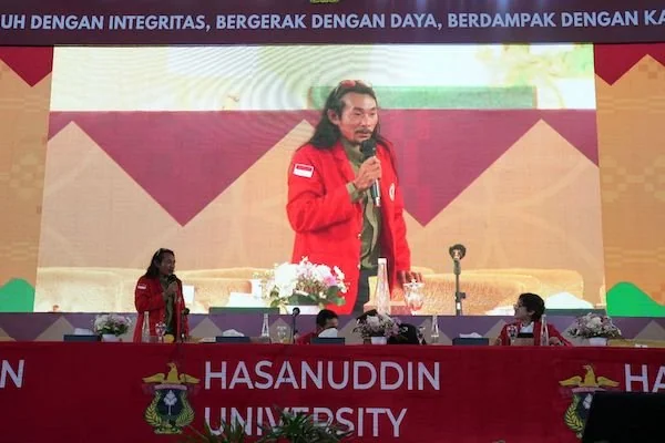 Abdul Haris Agam atau Agam Rinjani hadir sebagai narasumber di PKKMB Unhas. Dok. Ist