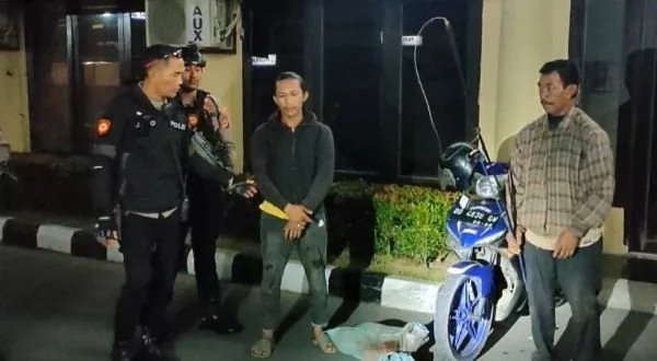 Kedua pelaku saat diamankan di Polrestabes Makassar (Dok: Ist).