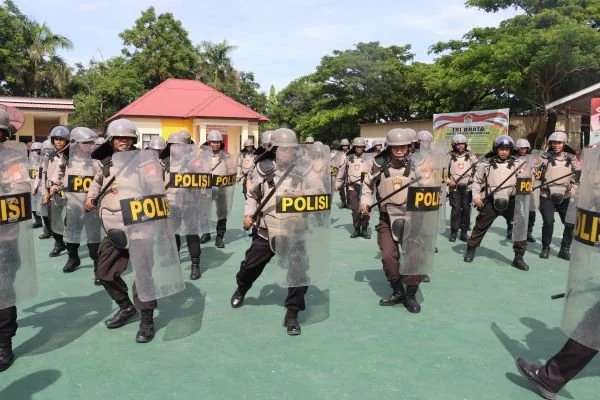 Kapolres AKBP Widi Setiawan saat memimpin latihan dalmas. (Dok: Ist)