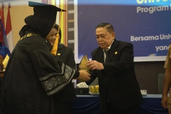 Wagub Sulbar Salim S Mengga saat menghadiri wisuda UT di Mamuju (Dok : Ist).